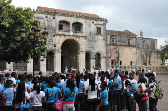 Grupo de estudantes prepara-se para visitar a mais antiga catedral das Américas, em Santo Domingo, capital da República Dominicana